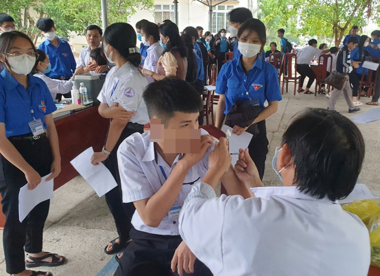 Nhân viên y tế tiêm vắc xin phòng COVID-19 ở huyện Tây Hòa. Đến thời điểm này, Tây Hòa đã tiêm 5.848 liều vắc xin trong đợt 55. Ảnh: CTV